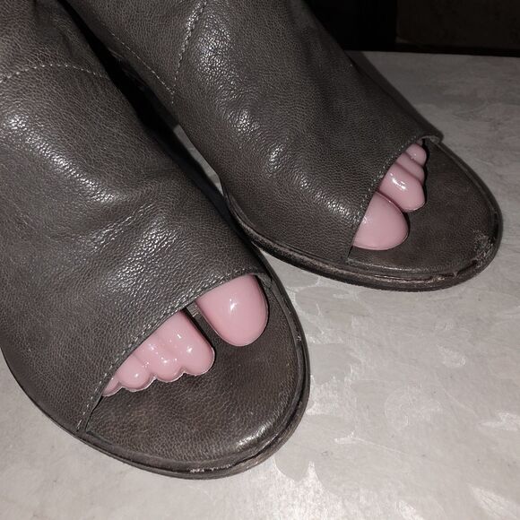 EILEEN FISHER Sz7 Ink Gray Distressed Leather Peep Toe Heel Zipper Ankle Booties - Picture 3 of 10